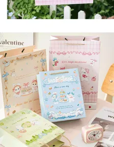 Nahaufnahme süßer Cartoon-Papiergeschenktüten in Pastellfarben mit zauberhaften Motiven.
