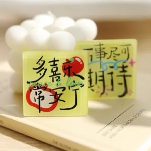 Kreativer Acryl-Kühlschrankmagnet mit heilendem chinesischem Segen-Text und süßem Apfel-Design.