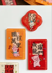 Detaillierte Nahaufnahme süßer Cartoon Acryl Kühlschrankmagnete mit traditionellen Motiven.