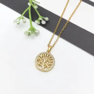 Squisita collana con ciondolo albero della vita dorato con zirconi cubici scintillanti.
