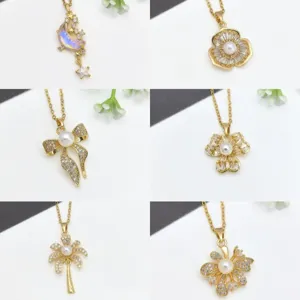 Collana con Ciondolo in Rame e Acciaio Inossidabile Placcato Oro per Donna Gioielli con Zirconia e Perle Artificiali Intarsiate a Forma di Fiore Farfalla Palma Luna Stella