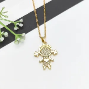Primo piano di una collana con ciondolo dorato a forma di bambina con zirconi splendenti