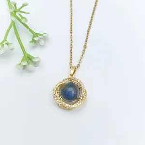 Collana con catena in acciaio inossidabile dorato con zirconi e pietra termosensibile.