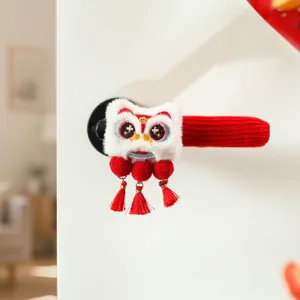 Festlicher roter gestrickter Türgriffschutz mit Löwentanz Plüsch Anhänger für Neujahrsdekoration.