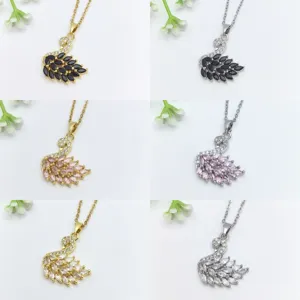 Elegante collana con cigno e zirconi cubici scintillanti, disponibile in finitura oro e argento donna.