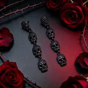 Gotische schwarze Totenkopf Ohrringe mit roten Rosen, perfekt für Halloween Partys und Punk.