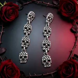 Gotischer Vampir Stil mit Strass besetzte Multi Totenkopf Ohrringe Detail Ansicht für Halloween Kostüm.