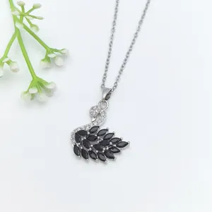 Collana con cigno in argento arricchita da zirconi cubici neri e bianchi scintillanti.