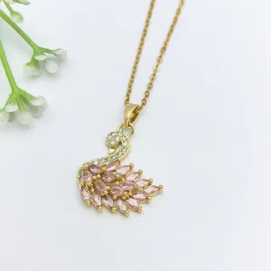 Collana con cigno dorato e pietre di zirconia cubica rosa brillante per donna elegante.