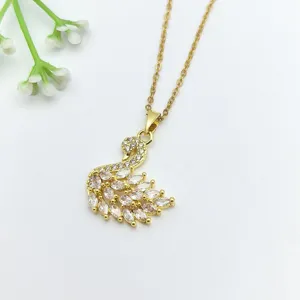 Collana con cigno in cristallo dorato vista dettagliata, elegante catena in zircone cubico.