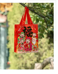 Detailansicht einer festlich roten Neujahr-Geschenktüte mit traditionellen Glücksmotiven.