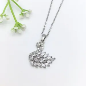Elegante collana con ciondolo a cigno in zircone micro-incastonato, dettaglio stile lusso.