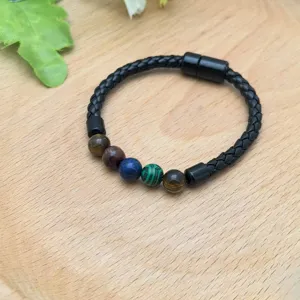 Bracciale in pelle intrecciata nera con chiusura magnetica e perle in pietra dettaglio.