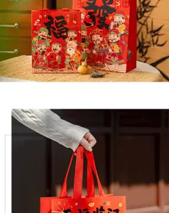Traditionelle rote chinesische Neujahrsgeschenktüten mit Glücksgott-Motiven für Feiertage.