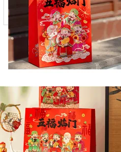 Nahaufnahme einer roten chinesischen Neujahrsgeschenktüte mit traditionellen Motiven.