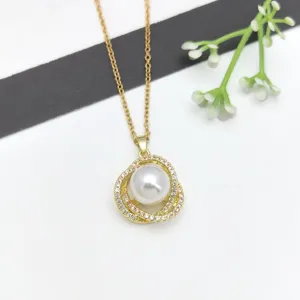 Elegante collana con ciondolo di perla e zirconi scintillanti su una raffinata catena dorata.
