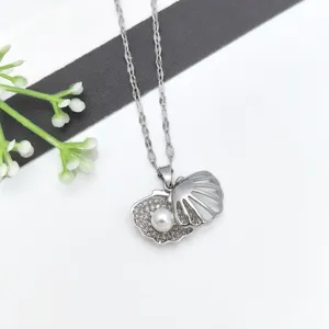 Collana con ciondolo perla conchiglia argento con zircone, catena clavicolare elegante.
