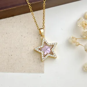 Squisita collana con ciondolo a stella dorata e zircone rosa brillante dettaglio.