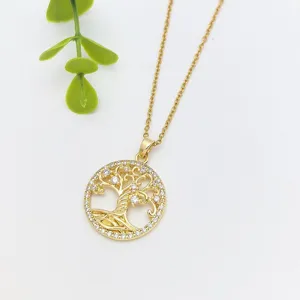 Collana con ciondolo albero della vita dorato, dettagli in zirconi luccicanti, catena fine.