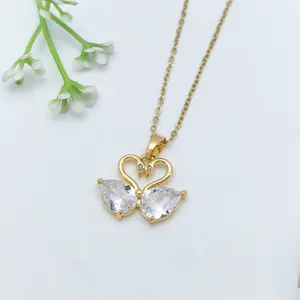 Elegante collana con pendente a doppio cigno e zirconi scintillanti in finitura oro.