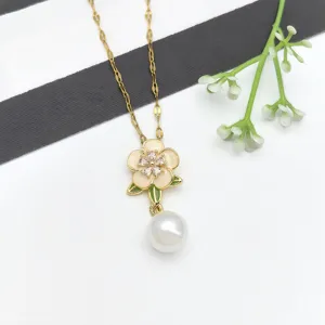 Elegante collana con ciondolo a fiore in acciaio dorato con zircone e perla raffinata.