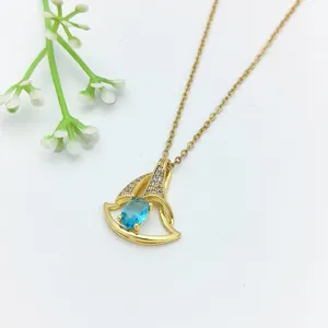 Elegante collana placcata in oro con pietra ovale blu e zirconi cubici scintillanti.