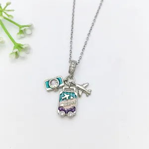 Collana a tema viaggio argento con ciondoli valigia fotocamera e aereo per donna elegante