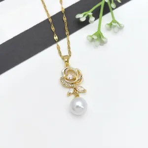 Collana con perla di rosa dorata e zirconi micro-incastonati, elegante catena da donna.