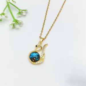Collana con ciondolo a cigno in acciaio inossidabile dorato con pietra galassia blu e zirconi.