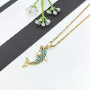Collana con ciondolo a delfino dorato e zirconi blu brillanti per donna elegante.