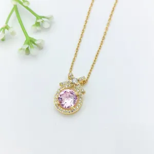 Squisita collana con ciondolo a fiocco in zircone rosa, placcata oro, dettaglio fine