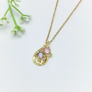 Primo piano dettagliato della collana con ciondolo floreale elegante con zirconi rosa.