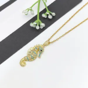 Collana con ciondolo cavalluccio marino dorato micro pavé zirconi elegante gioiello