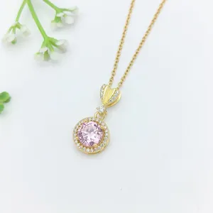 Primo piano della collana dorata con ciondolo in zircone rosa e pietre micro-incastonate.
