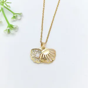 Collana con ciondolo a conchiglia in acciaio inossidabile dorato con zirconi e perla brillante