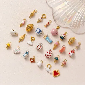 Vista dettagliata di ciondoli a tema cibo placcati oro 18K per la creazione di gioielli DIY.