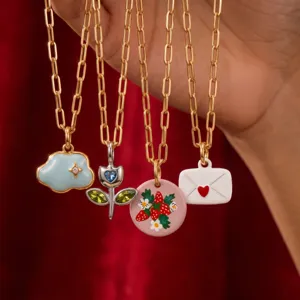 Ciondoli in acciaio inossidabile placcati oro 18K con motivi nuvola, fiore, fragola e busta