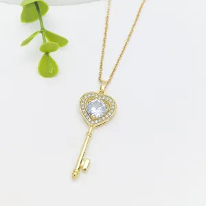 Collana con ciondolo a chiave e cuore dorata con pietre di zirconia cubica lucenti donna.