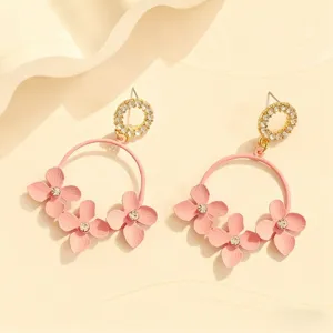 Orecchini chic a fiore rosa con dettagli in strass brillanti ed eleganti cerchi dorati.
