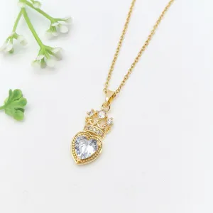 Collana con ciondolo a cuore zircone corona dorato elegante, dettaglio, gioiello fine.