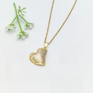 Elegante collana con ciondolo a cuore dorato con zirconia cubica e pietra bianca donna.