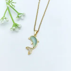Collana con ciondolo delfino dorato dettaglio, zirconi microincastonati e pietra.