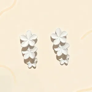Orecchini pendenti a fiore bianco da donna, gioielli floreali eleganti per feste.