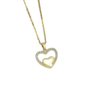 Collana con ciondolo a doppio cuore dorato con dettagli in micro-pavé di zirconi cubici.