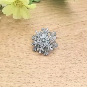 Prachtige sprankelende kristallen sneeuwvlok broche en truiketting voor dames elegant.