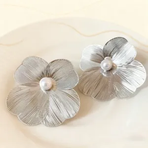 Eleganti orecchini a fiore argentato con perla, pendenti di tendenza per donna alla moda.