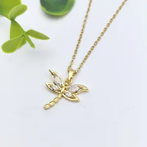 Squisita collana con ciondolo libellola in acciaio dorato e zirconi scintillanti da donna.