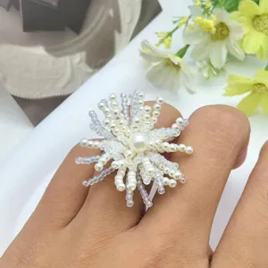 Anello di cristallo di perle fatte a mano stile mughetto gioielli di moda per donne uso quotidiano.