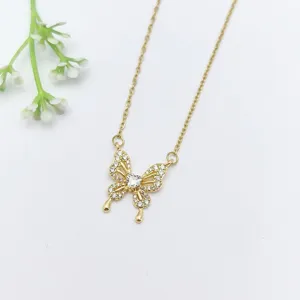 Collana con ciondolo a farfalla dorata con cuore in zircone cubico, elegante gioiello da donna.