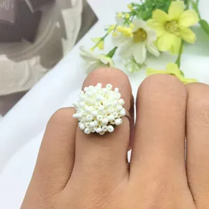Anello di perle bianche floreali artigianale gioielli cristallo DIY dettaglio moda chic.